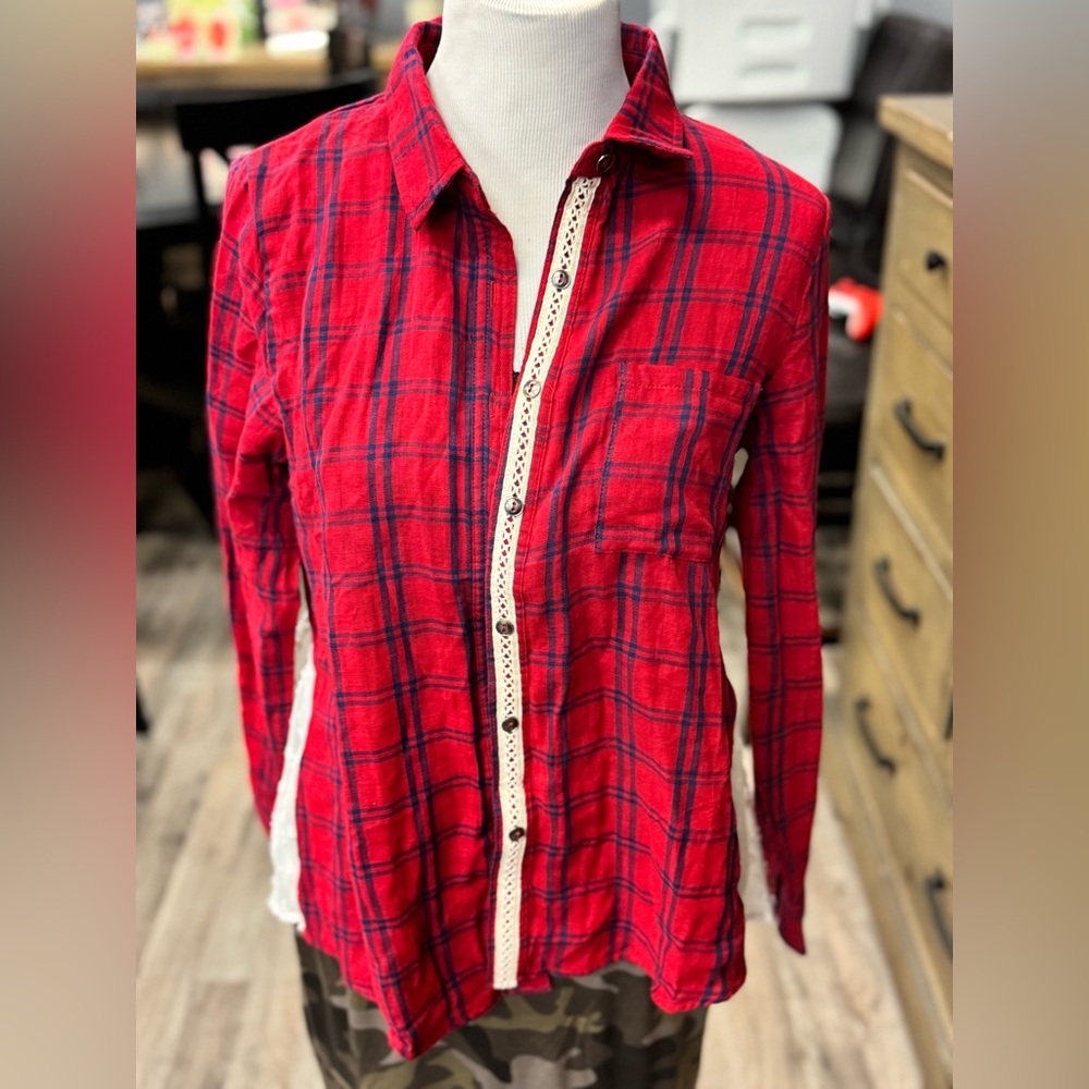 NWT Crescent Women’s Button Up lace Shirt Boutique Brand Size Large‎ MSRP $60